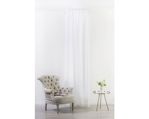 Cameră luminoasă cu scaun, măsuță laterală și fular decorativ alb