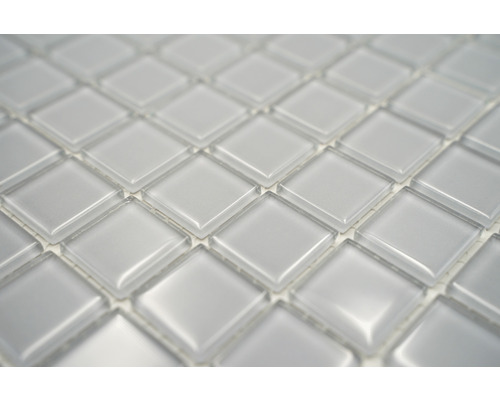 Prim-plan cu plăci de mozaic pătrate din sticlă