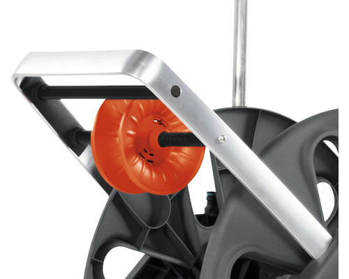 Vizualizare detaliată a unei role pentru furtun de grădină cu un tambur portocaliu pentru furtun