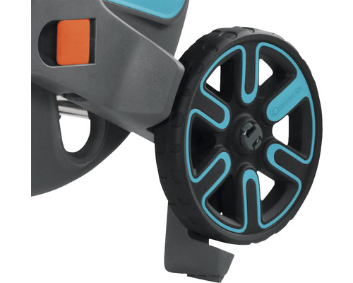 Prim-plan al unei roți de cărucior de grădină cu frână de parcare