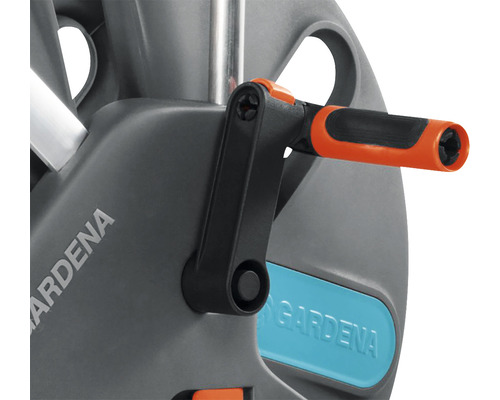 Prim-plan al unui tambur pentru furtun Gardena cu manivelă