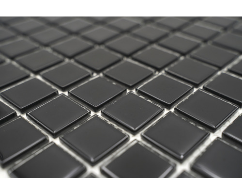 Prim-plan cu plăci de mozaic negre