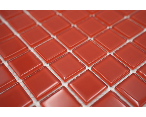 Prim-plan cu plăci de mozaic din sticlă pătrată, de culoare roșie.