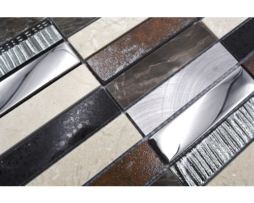 Prim-plan cu o faianță mozaic cu diverse materiale și texturi