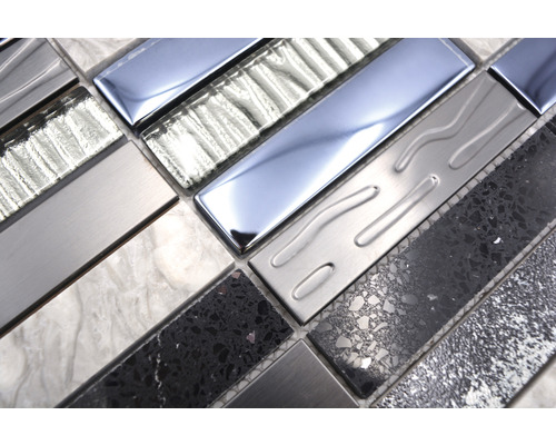 Placă de mozaic cu diverse materiale și texturi de suprafață.