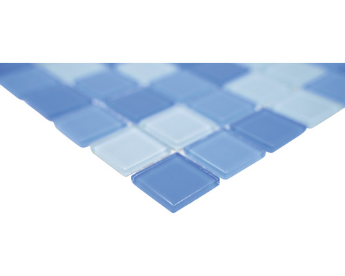 Placă de mozaic cu pietre pătrate de sticlă albăstruie.