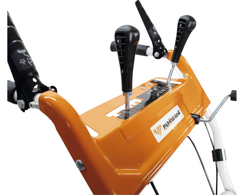 Prim-plan cu comenzile unei freze de zăpadă