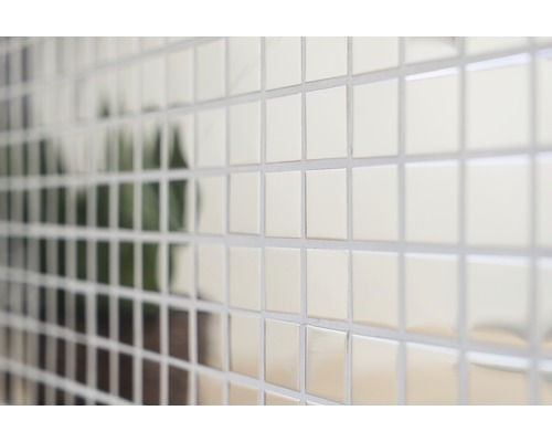 Prim-plan cu un perete cu plăci de mozaic pătrate