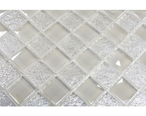 Prim-plan cu un mozaic din plăci de sticlă