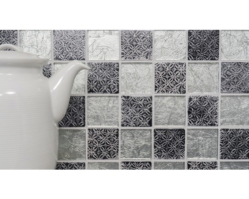 Plăci de mozaic cu model și aspect de sticlă lângă un ceainic