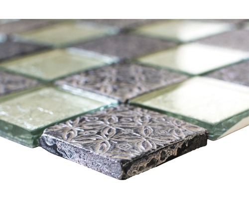 Prim-plan cu plăci de mozaic din sticlă și piatră