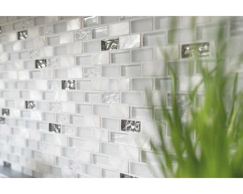 Faianță de perete din sticlă și sidef în format mozaic.