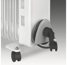 Vizualizare detaliată a unui radiator cu cablu de alimentare și roți