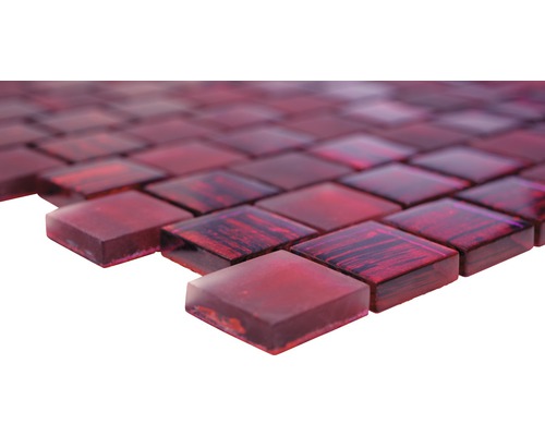 Prim-plan cu plăci de mozaic din sticlă roșie