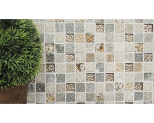 Prim-plan cu plăci de mozaic cu elemente de piatră și scoici