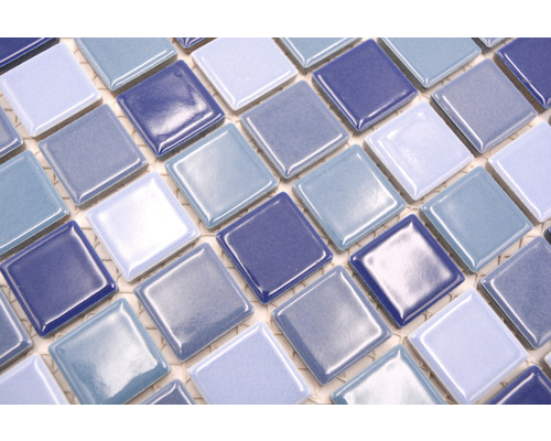 Plăci de mozaic pătrate în diferite nuanțe de albastru