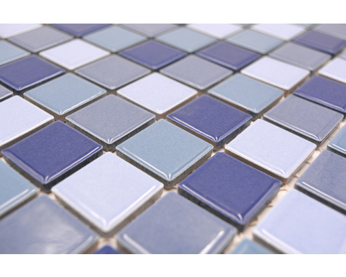 Prim-plan cu plăci de mozaic