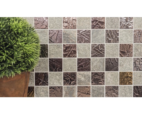 Prim-plan cu plăci de mozaic cu plantă în ghiveci