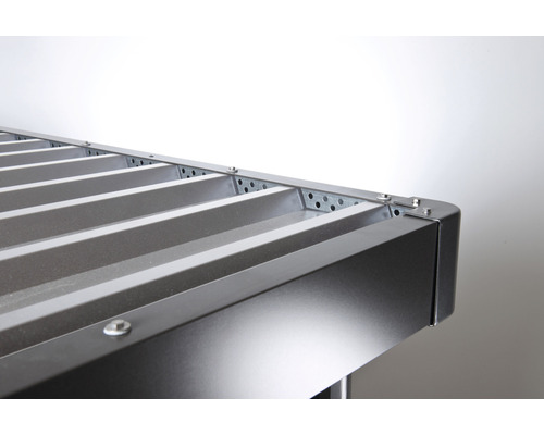 Imagine detaliată a unui raft metalic cu suporturi perforate și îmbinări cu șuruburi