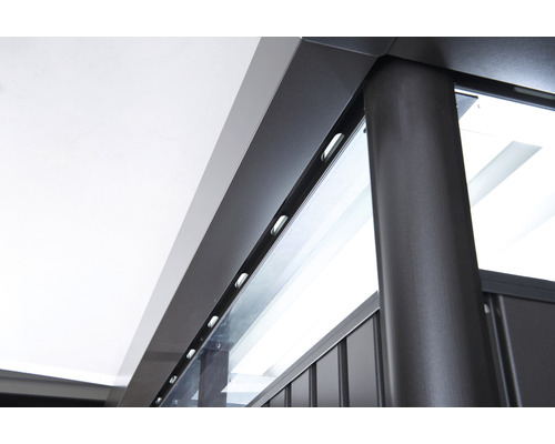 Imagine detaliată a unui acoperiș de terasă cu stâlp metalic și elemente de sticlă