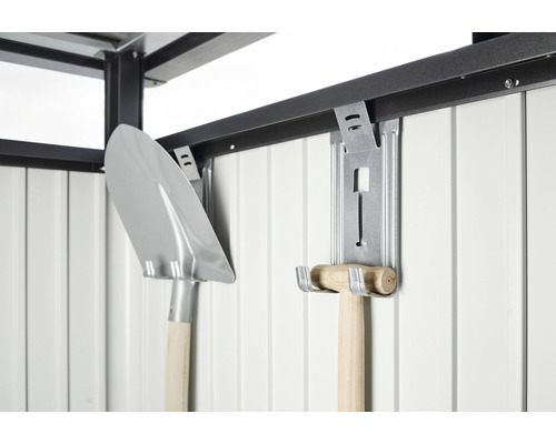 O lopată și un ciocan atârnă de un suport de perete într-un dulap de grădină.