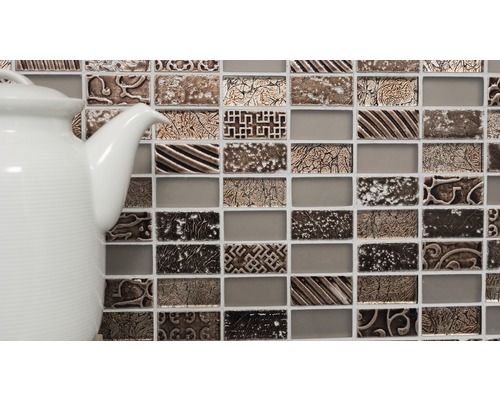 Faianță mozaic cu ornamente și un ceainic alb