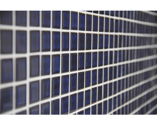 Prim-plan cu plăci de mozaic pe un perete.