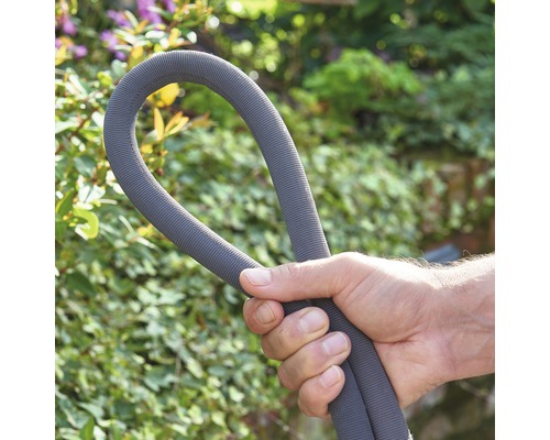 Persoană care ține un furtun de grădină flexibil