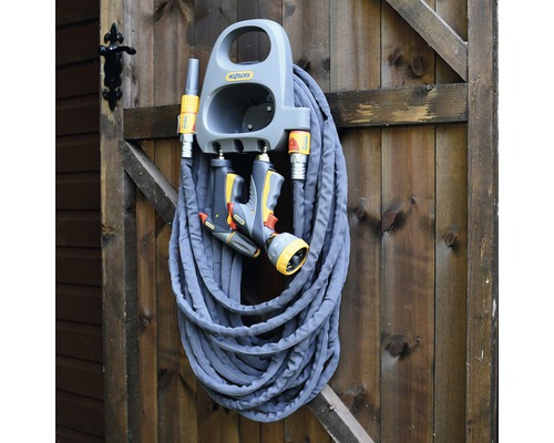 Furtun de grădină cu suport și pistol de pulverizare montat pe un perete de lemn