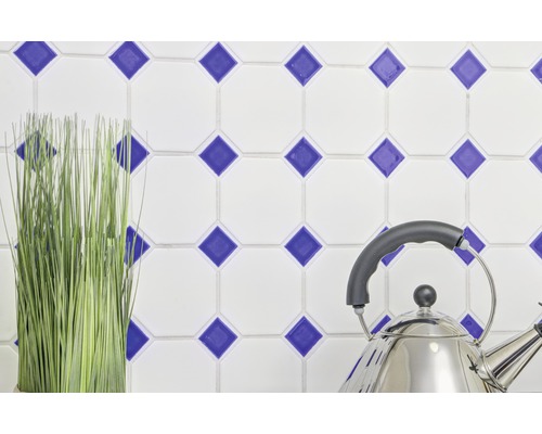 Faianță decorativă cu model rombic albastru, ceainic din oțel inoxidabil și plantă artificială