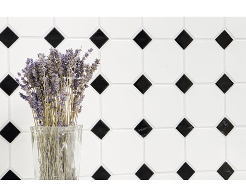 Perete decorativ din gresie cu model geometric și un buchet de lavandă într-un pahar.