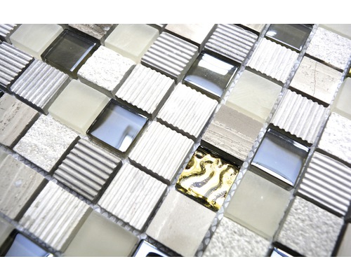 Prim-plan cu o placă de mozaic din sticlă și piatră naturală