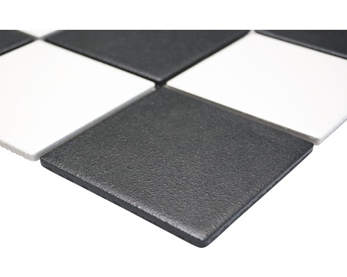 Model de tablă de șah din plăci albe și negre