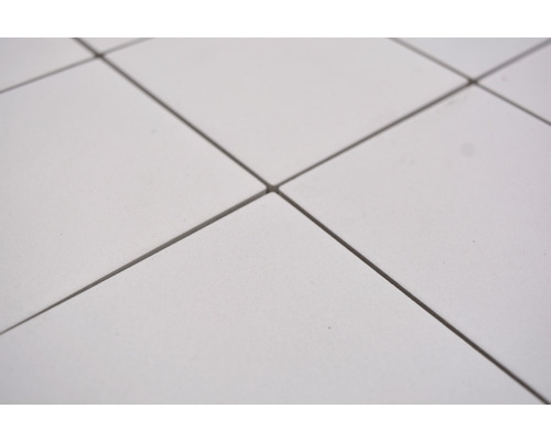 Prim-plan cu plăci pătrate cu rosturi