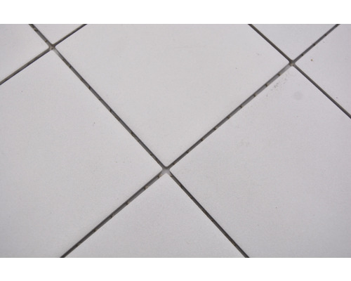 Prim-plan cu plăci pătrate cu rosturi