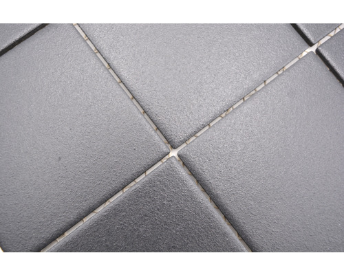 Prim-plan cu plăci de podea pătrate, întunecate, cu rosturi