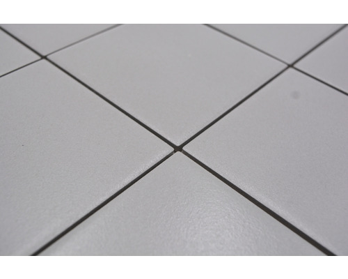 Prim-plan cu plăci pătrate cu rosturi