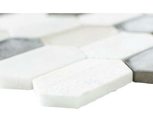 Prim-plan cu plăci de mozaic alungite