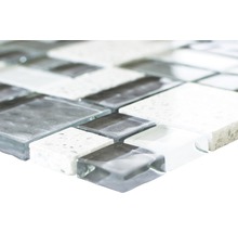 Prim-plan cu o faianță mozaic din sticlă și piatră