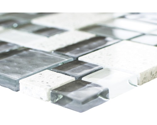 Prim-plan cu o faianță mozaic din sticlă și piatră