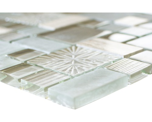 Prim-plan cu o faianță mozaic din sticlă