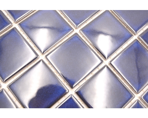 Prim-plan cu plăci de mozaic pătrate lucioase