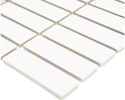 Prim-plan detaliat cu plăci de mozaic albe, dreptunghiulare