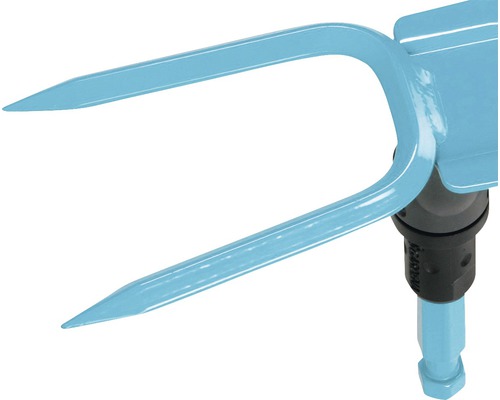 Prim-plan cu o sapă de grădină cu doi dinți.