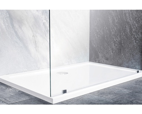 Duș la nivelul solului cu cadă și paravan de sticlă în baie