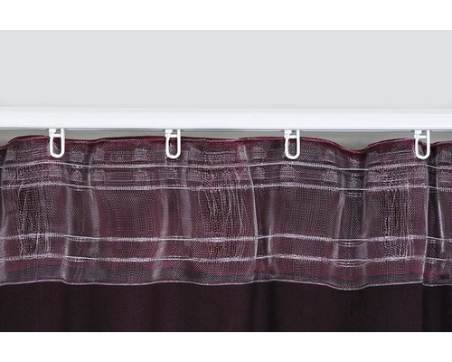 Cortină cu cârlige de perdea pe o bară de perdea