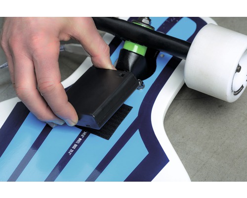 Fixarea unei cutii negre de baterii cu închidere velcro pe un skateboard
