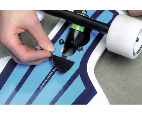 Imagine detaliată a unui skateboard cu bandă velcro pentru fixare