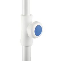 Prim-plan cu robinet cu buton albastru pentru reglarea debitului de apă