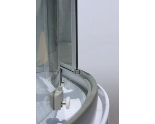 Imagine detaliată cu o cabină de duș cu pereți de sticlă și mecanism cu role